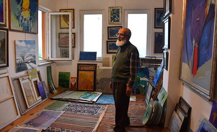 Trabzon'da emekli öğretmen apartmanı resim galerisine dönüştürdü