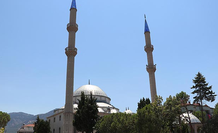 Denizli'de camiyi boyayla tahrip ettiler