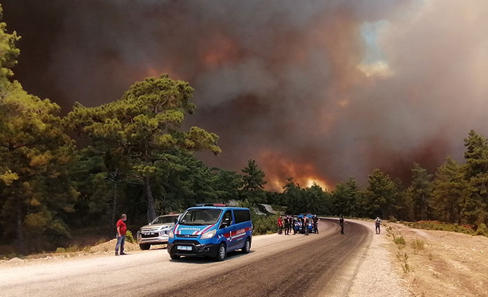 Manavgat'ta hızla büyüyen yangın yerleşim alanlarına ulaştı