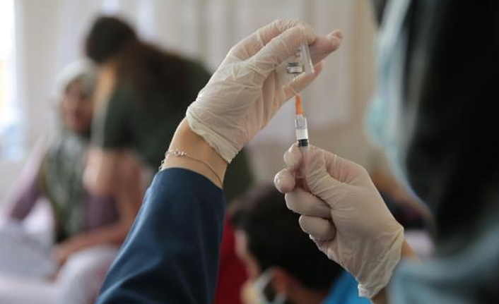 Trabzon'da aşı olmak istemeyen kadını Vali İkna etti