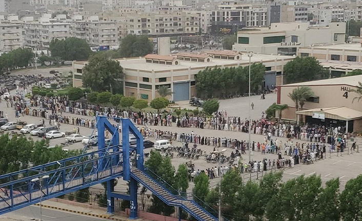 Yüzlerce metrelik Covid-19 aşı kuyruğu