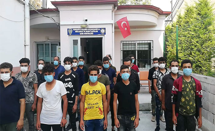 14 kişilik minibüsten 20'si kaçak 28 Suriyeli çıktı