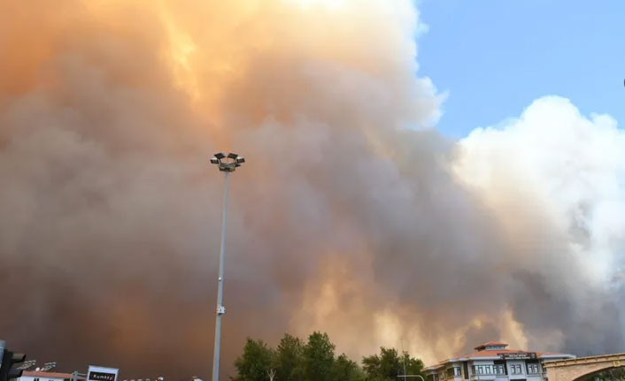 Yangınların arasında kalan 2 kişi öldü