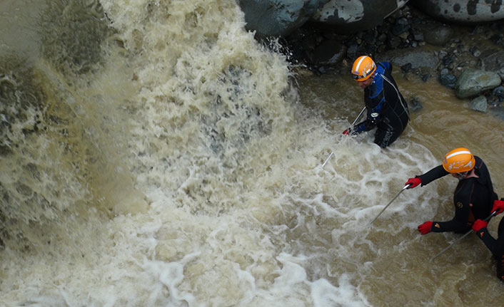 Selde kaybolan iki kişi her yerde aranıyor