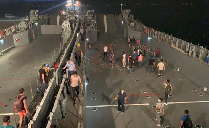 Yangın bölgesinden gemilerle tahliye