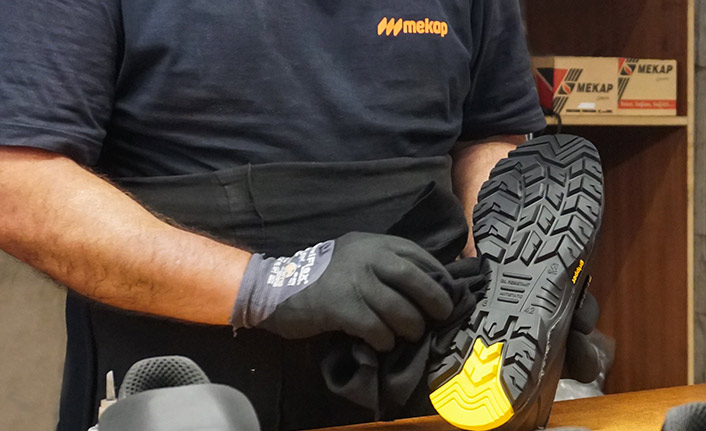 Trabzon'dan yangın bölgesine ısıya dayanıklı ayakkabı