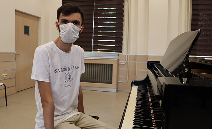 Otizmli Kerem üniversiteden mezun oldu