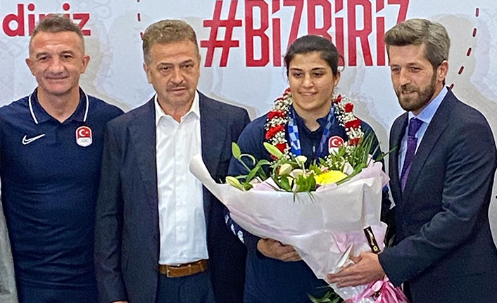 Genç Trabzonlular Derneği Busenaz'ı karşıladı