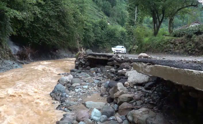 Rize'de heyelan nedeniyle bir okulun bahçesi çöktü