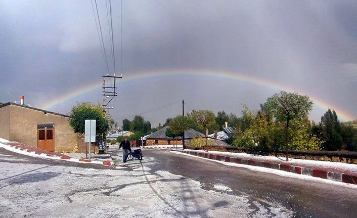 Bayburt’ta sağanak ve dolu etkisini gösterdi