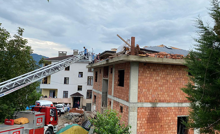 Trabzon'da evin çatısına yıldırım düştü! 2 işçi enkaz altında