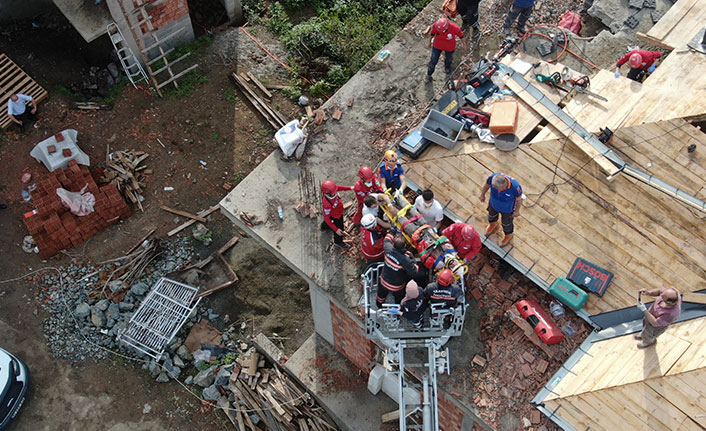 Trabzon'da enkaz altında kalan 2 işçiden 1'i çıkartıldı