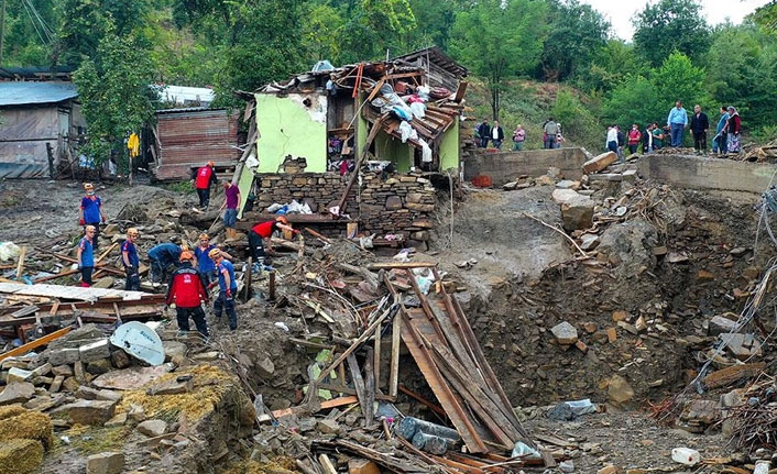 Sel felaketinde bilanço ağır! 17 Kişi hayatını kaybetti