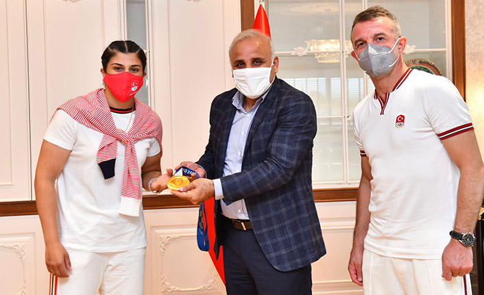 Busenaz Sürmeneli Büyükşehir belediyesini ziyaret etti