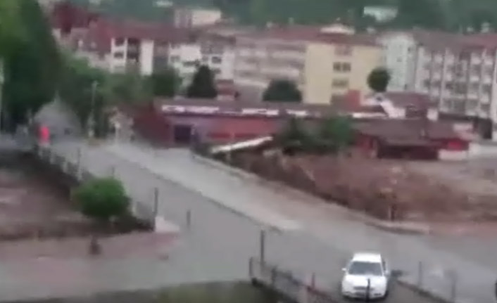 Felaket böyle gelmiş! Ezine Çayı'nın taşma anı ve panik anları kamerada