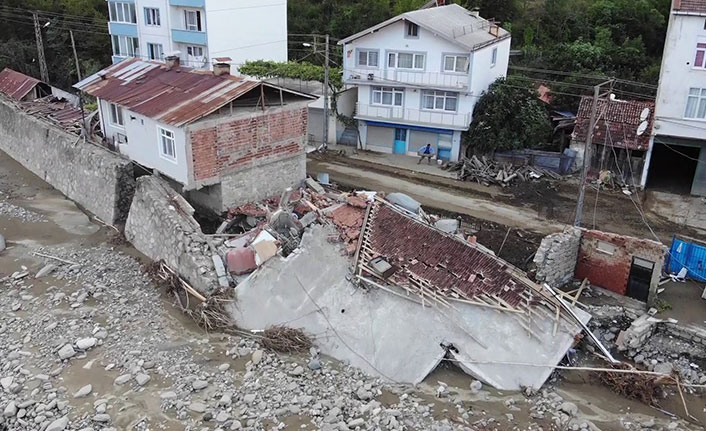 Sinop'ta sel bir kötü yıktı geçti