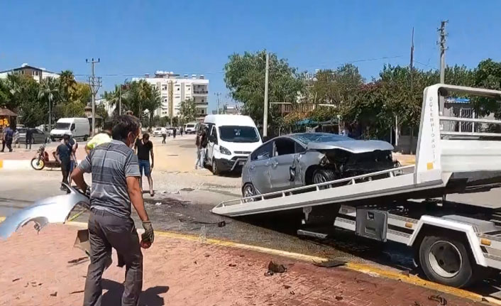 13 yaşındaki çocuğun kullandığı otomobil refüje çarptı: 1 ölü, 1 yaralı