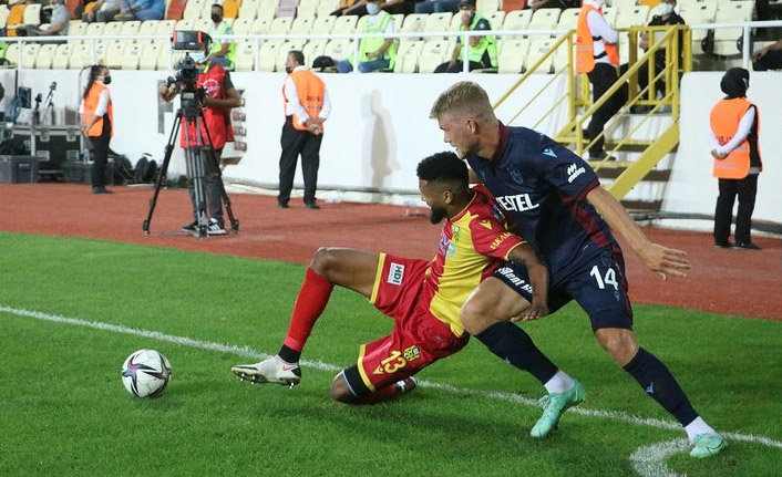 Cornelius ilk maçta beğeni topladı