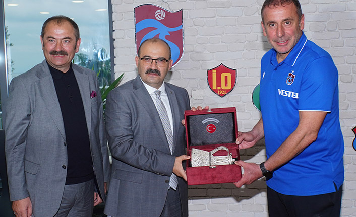 Trabzon Valisi Ustaoğlu'ndan Trabzonspor'a ziyaret