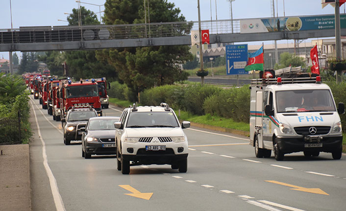 Azerbaycanlı itfaiyecilere Sürmene'de bıçak hediyesi