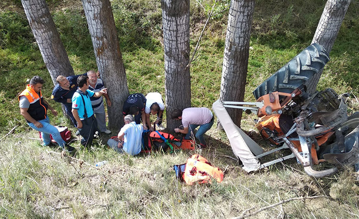 Devrilen traktörün altında kalan şahıs kurtarıldı