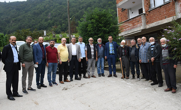 Salih Cora mahalleleri geziyor