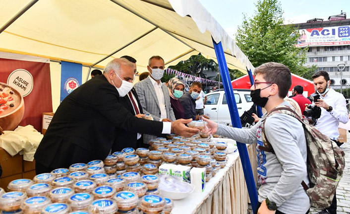 Trabzon'da vatandaşlara aşure ikram edildi