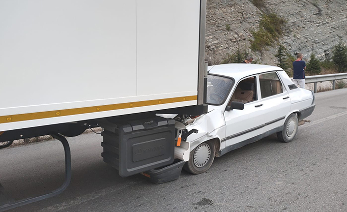 Trabzon plakalı tıra arkadan çarptı: 1 yaralı