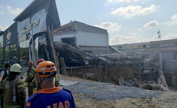 Mobilya mağazasında çökme meydana geldi