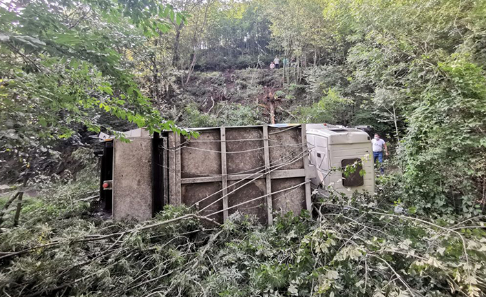 Trabzon'da çöp kamyonu devrildi: 3 yaralı