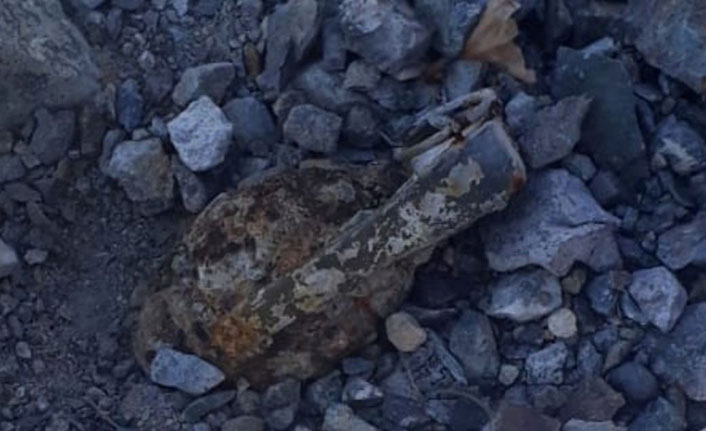 Suyu çekilen barajda el bombası bulundu