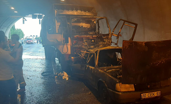 Kamyonun çarptığı otomobil alev topuna döndü: 4 ölü, 2 yaralı