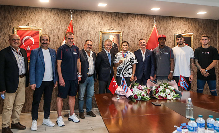 Ahmet Ağaoğlu: "Busenaz Sürmeneli gururumuz oldu"