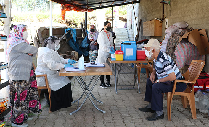 Trabzon'da yayladaki vatandaşlara Kovid-19 aşısı uygulandı