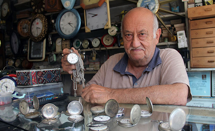 67 yıllık saat tamircisi zamana direniyor