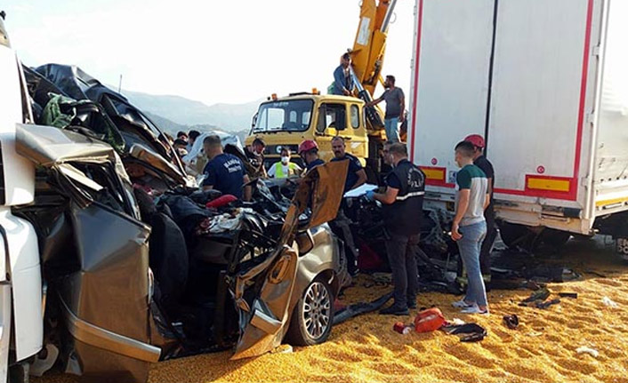 Manisa'da katliam gibi kaza! 3 ölü, 5 yaralı