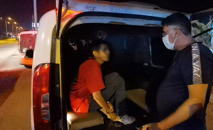 Çaldığı araçla tatile giden yabancı uyruklu genci polis yakaladı