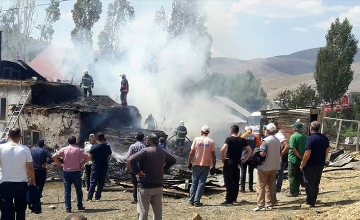 Bayburt'ta evin çatısındaki yangın korkuttu
