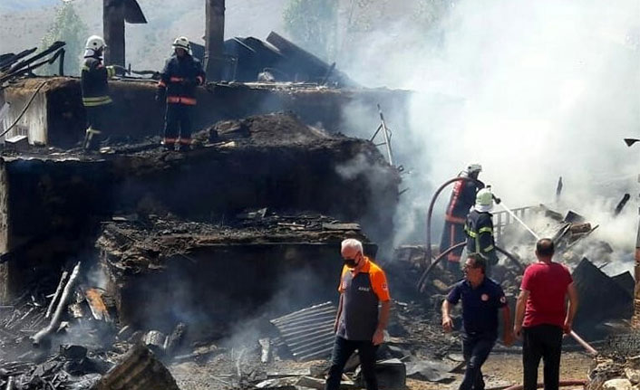 Bayburt'ta köy evinde yangın çıktı