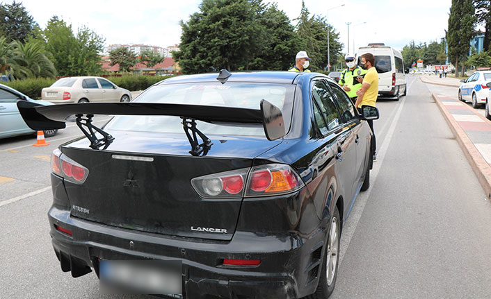 Trafik polislerinden modifiyeli araç denetimi