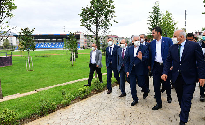 Binali Yıldırım ve Bakan Kurum Millet Bahçesi’nde