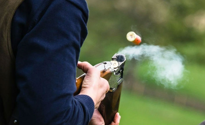 Kargaya ateş ederken komşusunu vurdu!