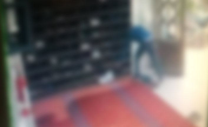Hırsız camiden ayakkabı çaldı