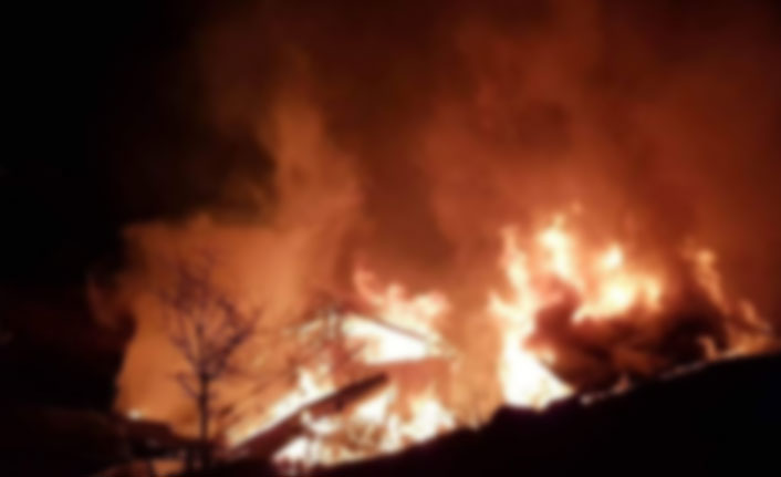 Evde çıkan yangında 59 bin lirası kül oldu