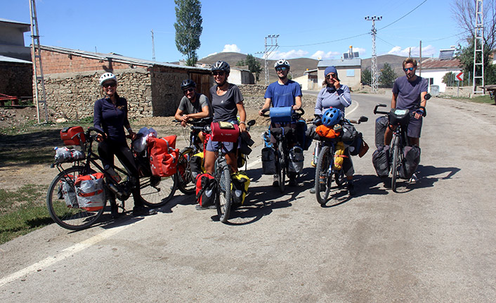 Fransa'dan bisiklet ile Bayburt'a geldiler