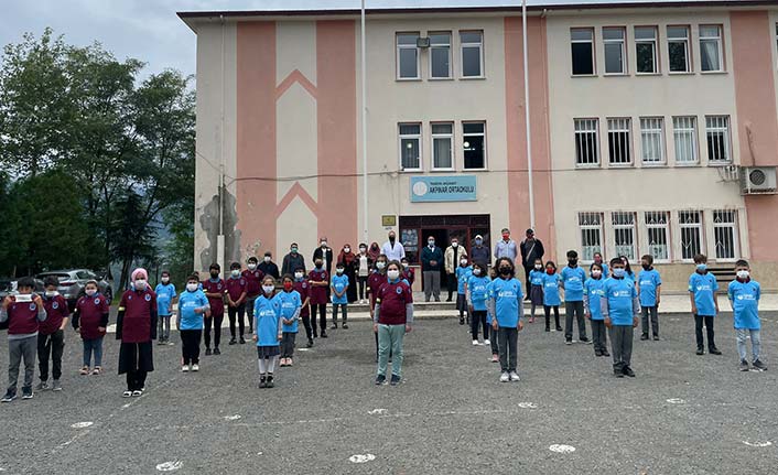 Trabzon'da öğrencilere Trabzonspor forması