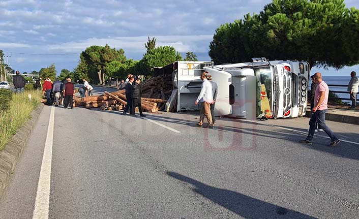 Trabzon’da tomruk yüklü kamyon devrildi 