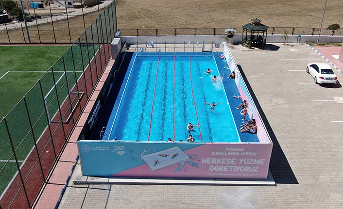 Gümüşhane'de çocuklar yüzme öğrensin diye 40 günde yüzme havuzu kuruldu