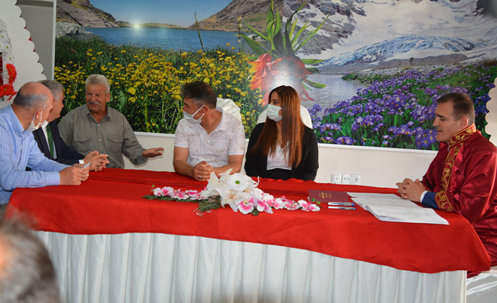 Bakan Soylu Hakkari’de nikah törenine katıldı