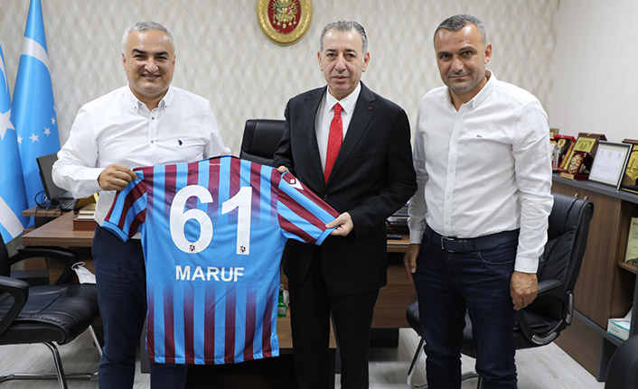 Türkmen Bakana Trabzonspor forması